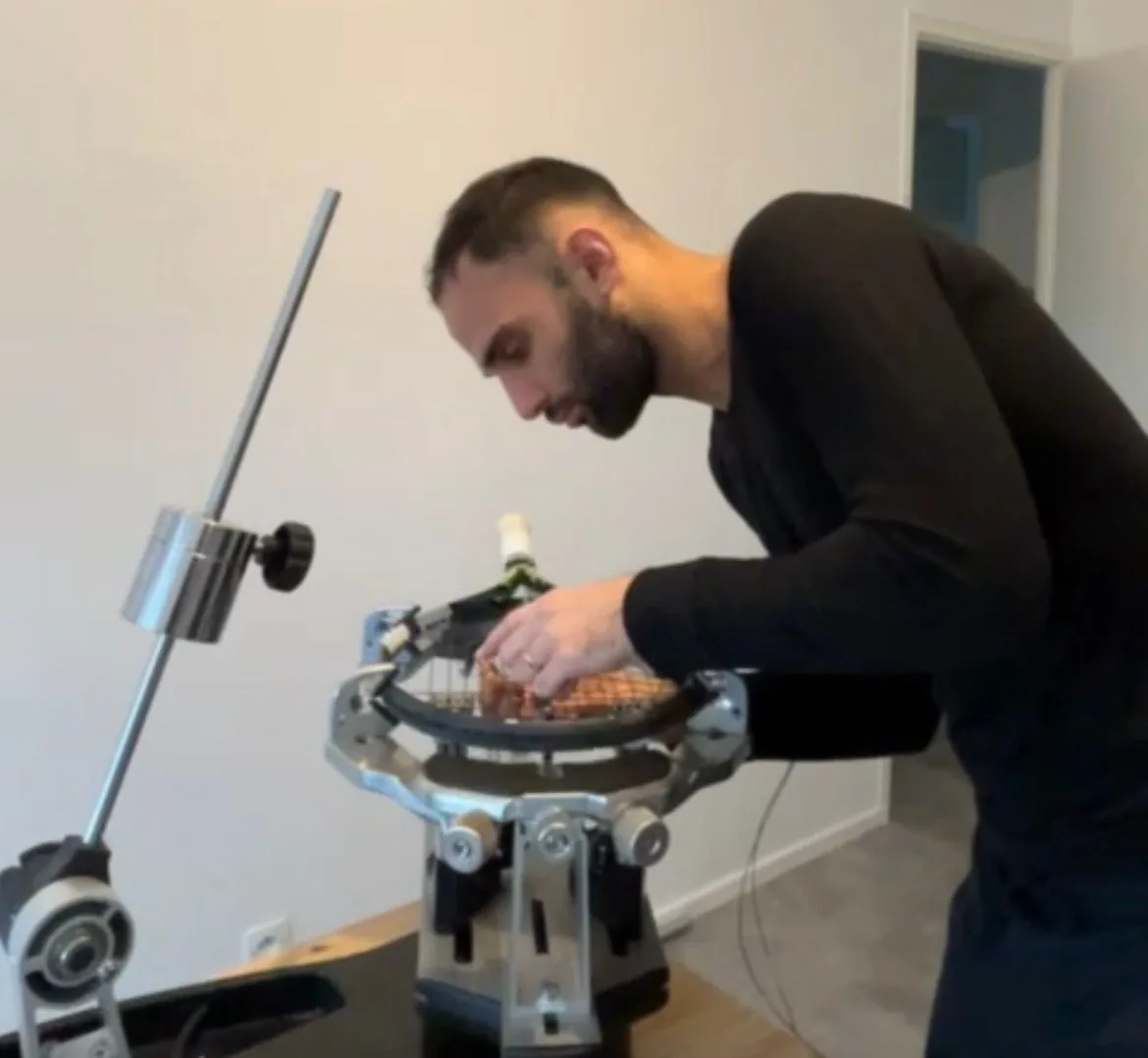 Le cordeur du club penché sur la machine à corder